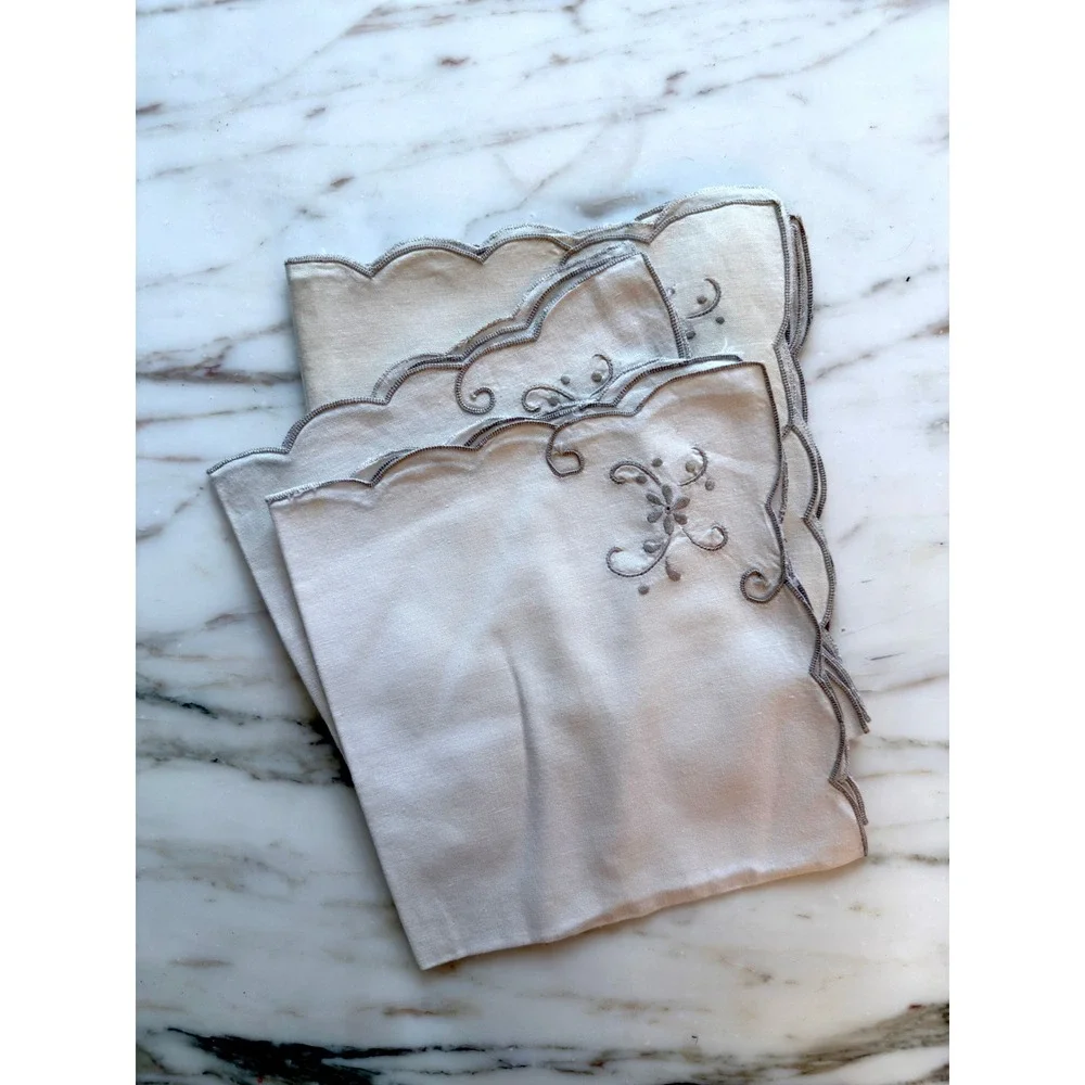 Set of 5 Vintage Ivory Embroidered Scalloped Cloth Dinner Napkins